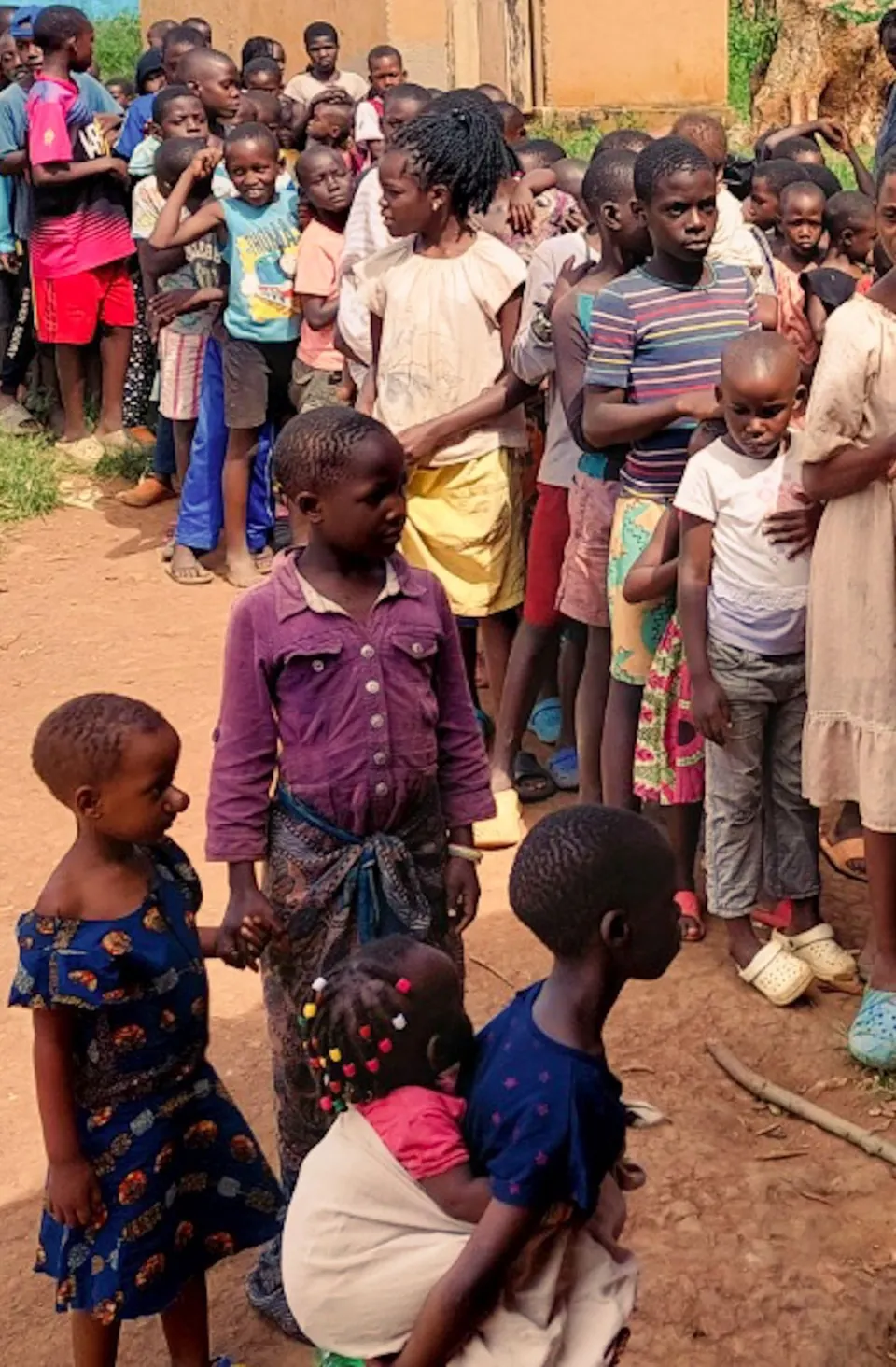 Kinder aus dem Mukono District kommen als Gemeinschaft zusammen
